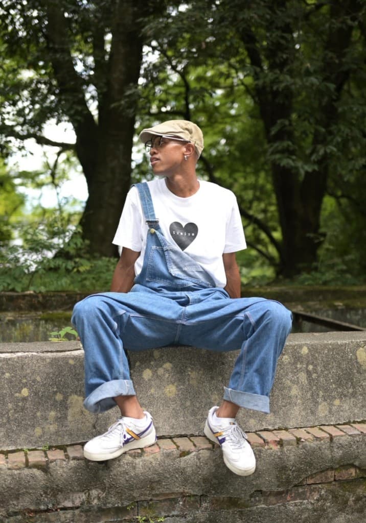 公園ロケ — デニムサロペとSumismハートTシャツ