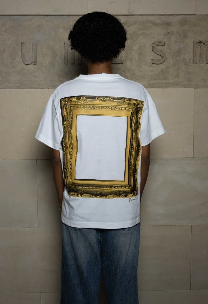 石壁ロケ — 額縁グラフィックTシャツ背面