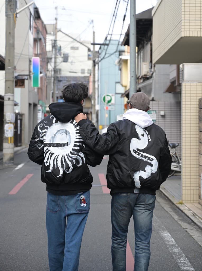 路地ロケ — ペイントジャケット着用(2人)