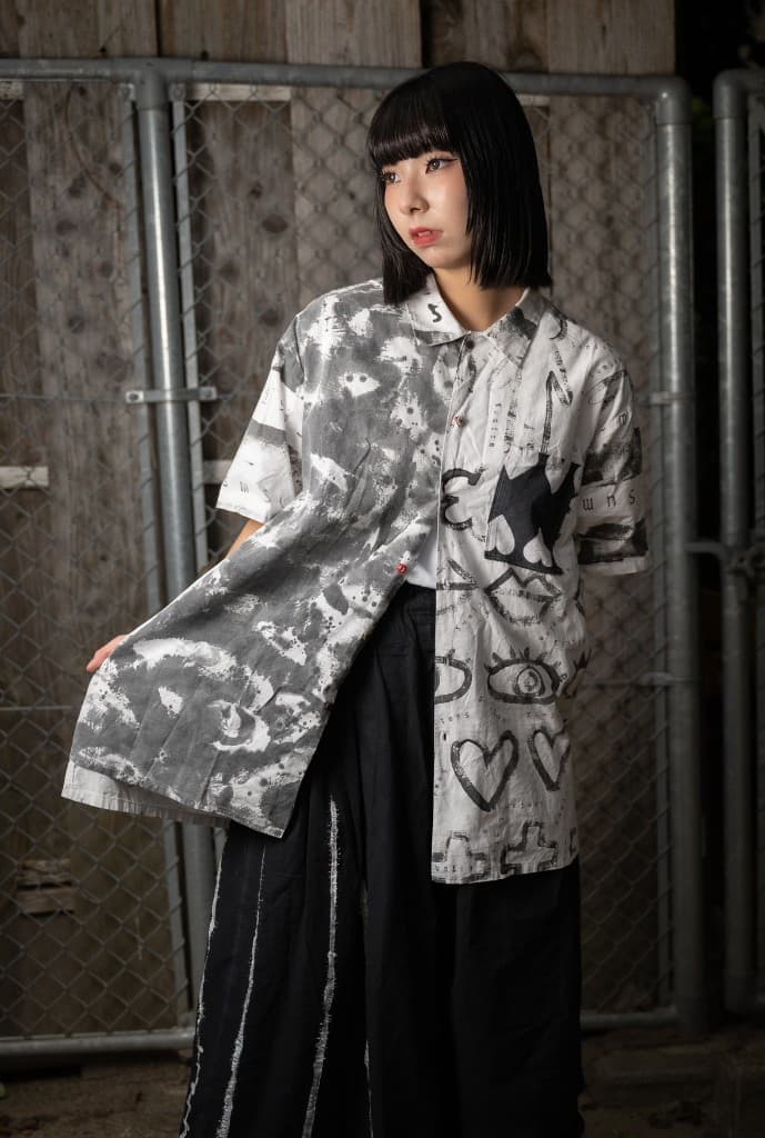 街ロケ — ハート柄シャツ