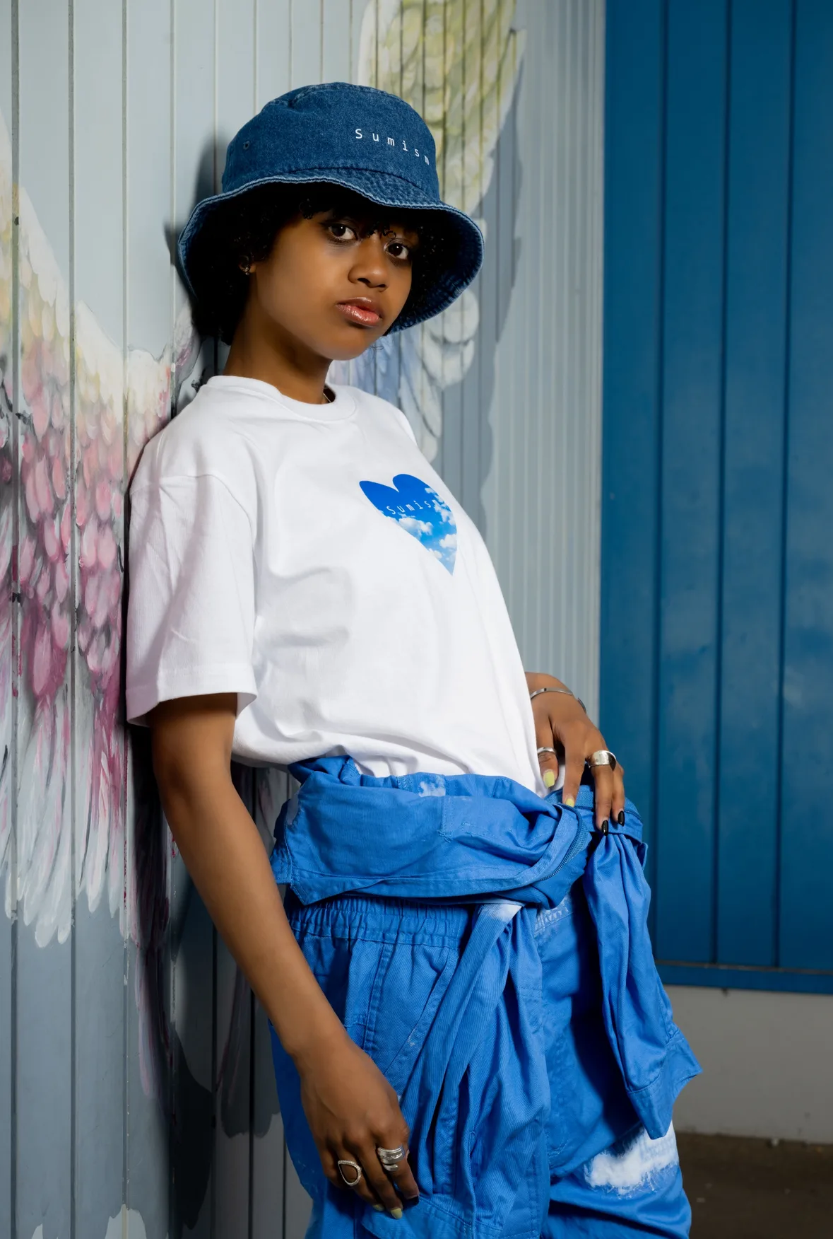 そらいろTシャツを着用したモデルルック 1