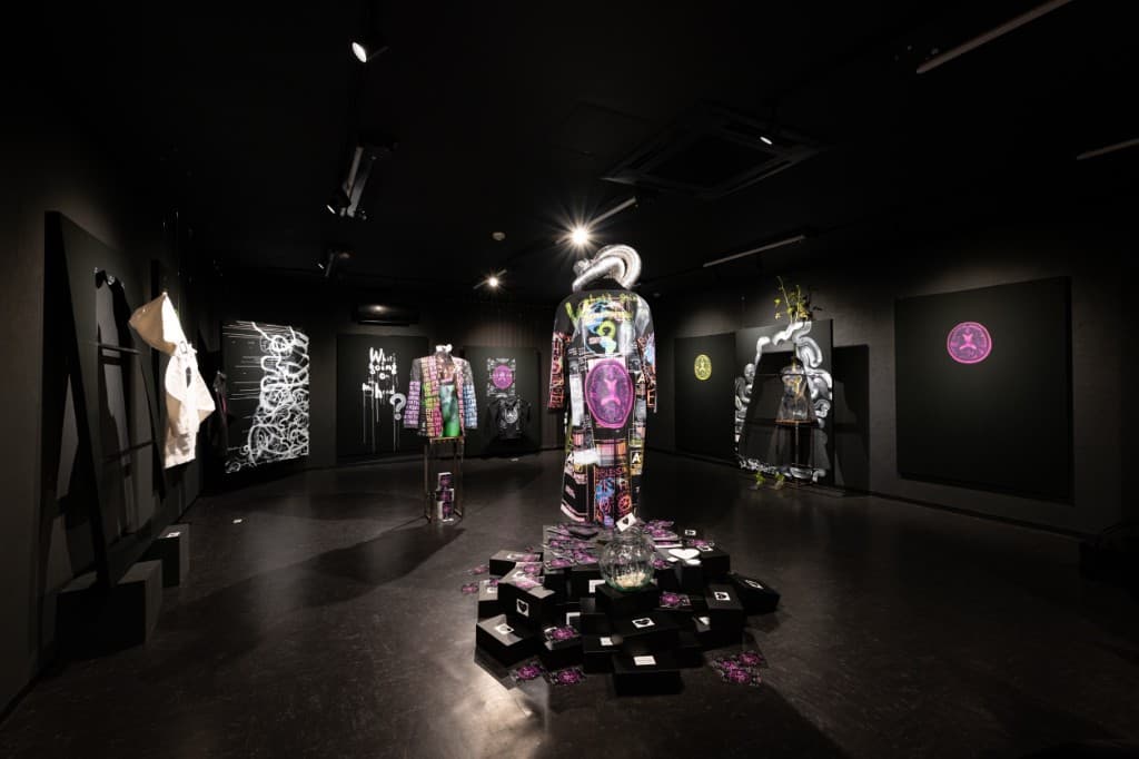 Gallery White&Black Nagoya — 黒い展示室とコート
