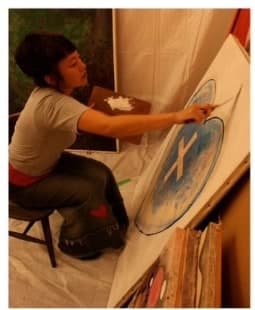 スタジオで制作する若き日の澄-Sumi-