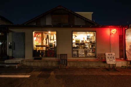 Cafe Gallery Smisum の外観（夜）