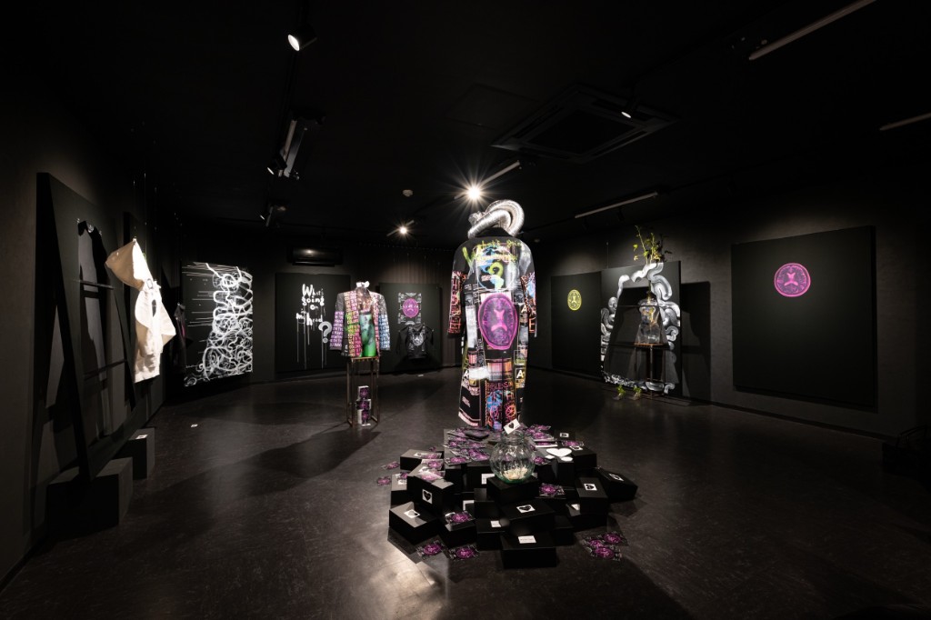 Gallery White&Black Nagoya — 黒い展示室とコート